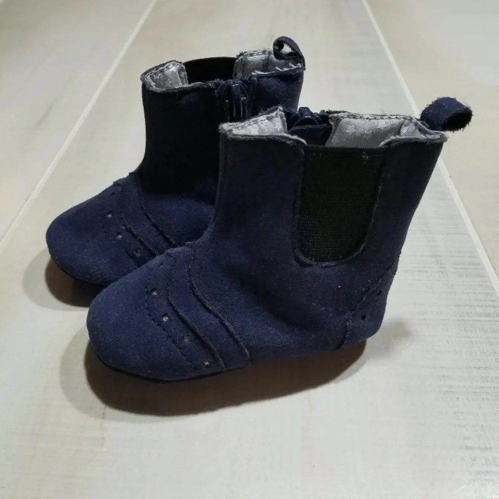 EUC Lot 7 pair Infant Shoes sz 2‎